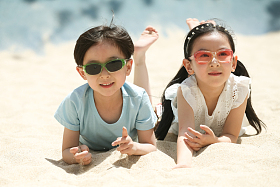 儿童在户外玩耍