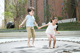 快乐儿童在户外玩耍图片