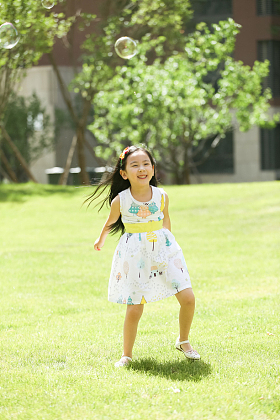 小女孩在户外玩耍照片