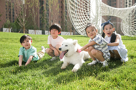 快乐的孩子在外面玩耍