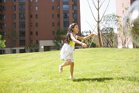 小女孩在户外玩耍照片