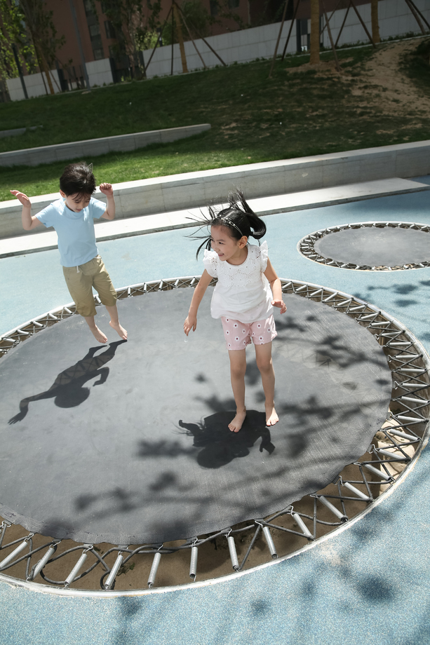 快乐儿童在户外玩耍 快乐儿童在户外玩耍