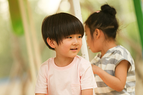 儿童在外面玩耍