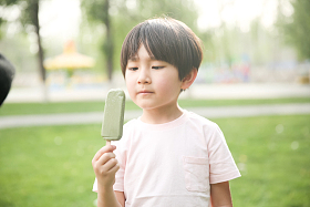 小男孩吃冰棍图片