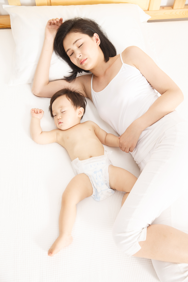 妈妈陪宝宝睡觉 妈妈陪宝宝睡觉