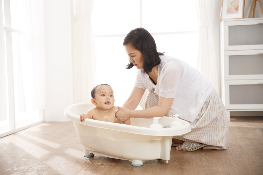 妈妈给宝宝洗澡照片 妈妈给宝宝洗澡照片