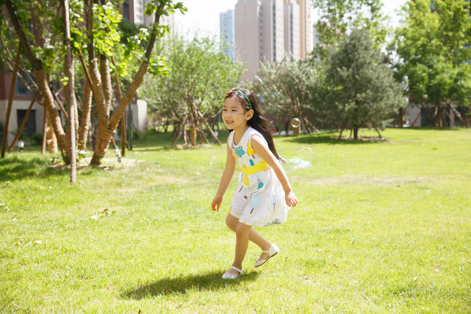 小女孩在户外玩耍照片 小女孩在户外玩耍照片