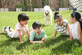 快乐的孩子在外面玩耍照片