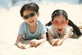 儿童在户外玩耍