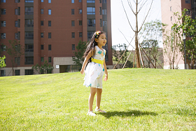 小女孩在户外玩耍照片