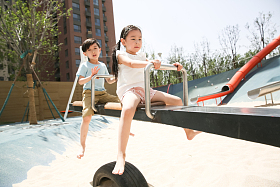 快乐儿童玩跷跷板