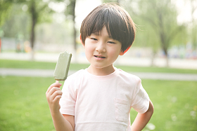 小男孩吃冰棍照片