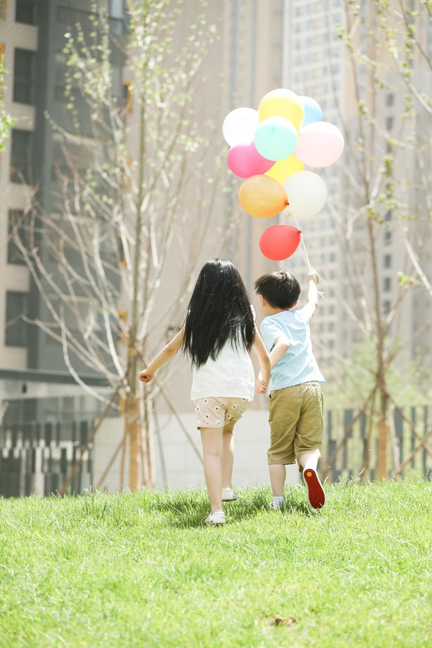 快乐儿童在草地上玩耍图片 快乐儿童在草地上玩耍图片