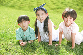 快乐的孩子趴在草地上图片