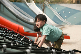 快乐儿童在户外玩耍