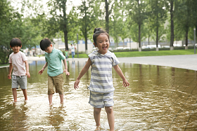 快乐儿童在户外蹚水玩