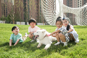 快乐的孩子在外面玩耍