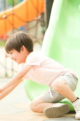 小男孩在户外玩滑梯图片