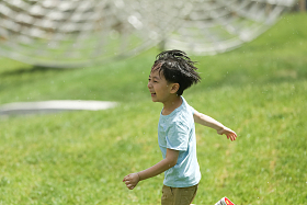小男孩在户外玩耍