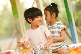 儿童在外面玩耍图片