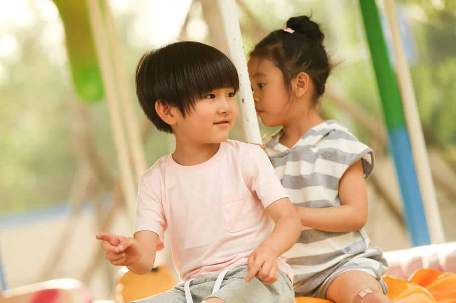 儿童在外面玩耍图片 儿童在外面玩耍图片