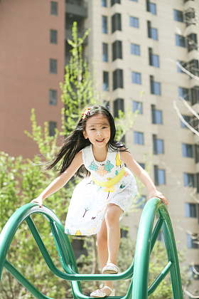 快乐儿童在户外玩耍