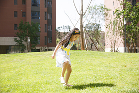 小女孩在户外玩耍照片