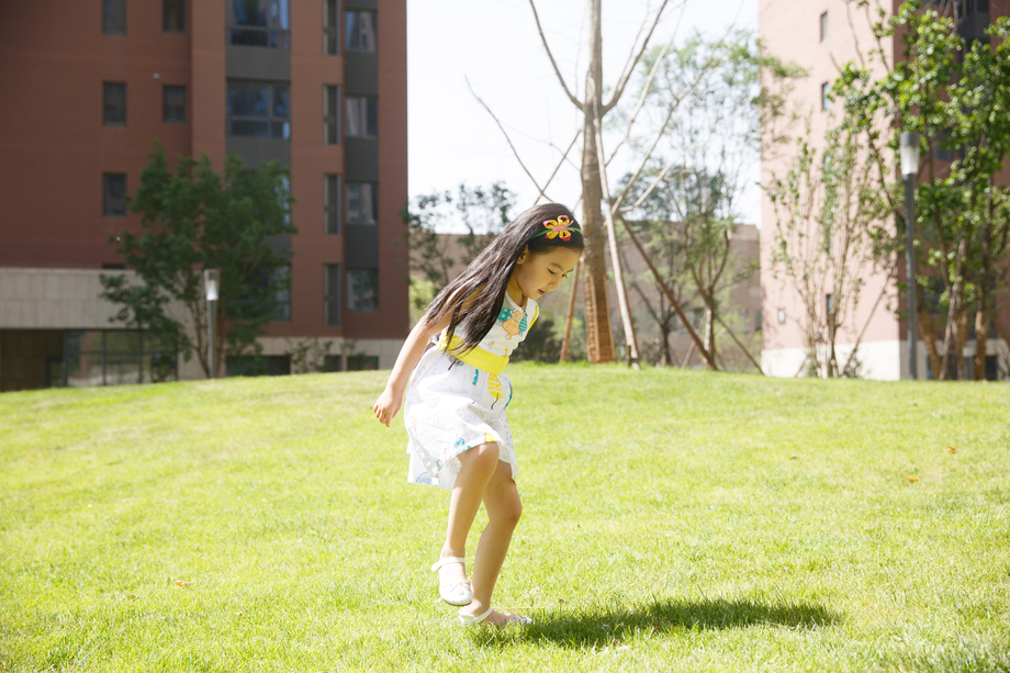 小女孩在户外玩耍照片 小女孩在户外玩耍照片