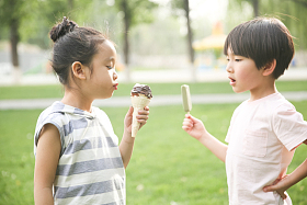 快乐儿童吃冰棍图片