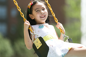 小女孩在户外玩耍照片