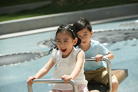 快乐儿童玩跷跷板