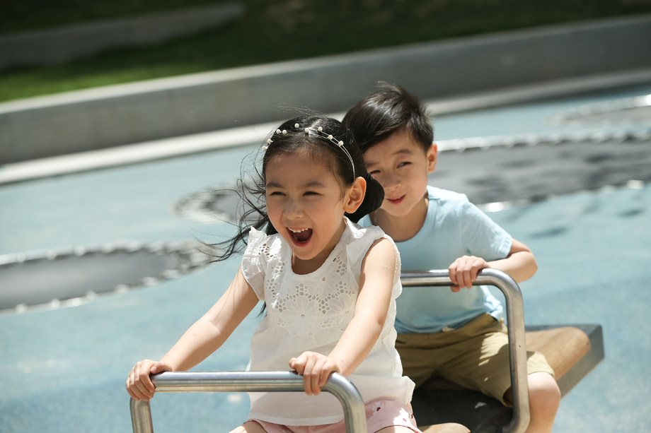 快乐儿童玩跷跷板