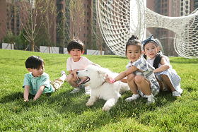 快乐的孩子在外面玩耍照片