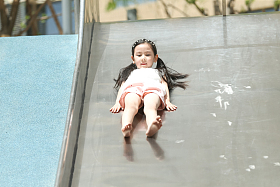 小女孩在户外玩滑梯