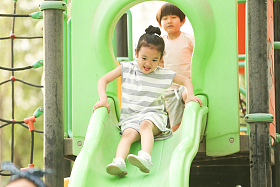 儿童在户外玩滑梯图片