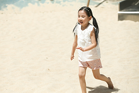 儿童在沙子里踢球