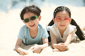 儿童在户外玩耍