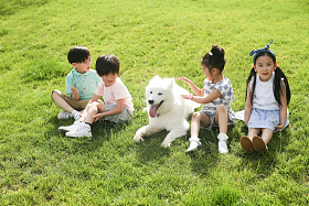 快乐的孩子在外面玩耍照片