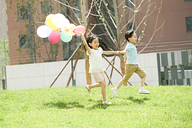 快乐儿童在草地上玩耍图片