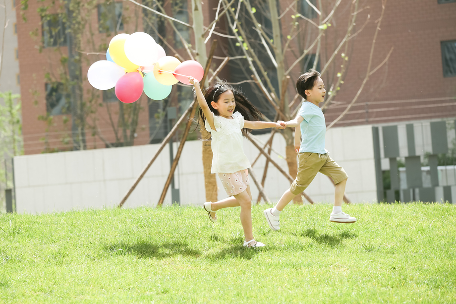 快乐儿童在草地上玩耍图片