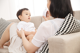 妈妈陪宝宝玩耍