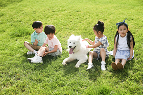 快乐的孩子在外面玩耍