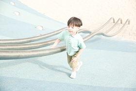 小男孩在户外玩耍照片