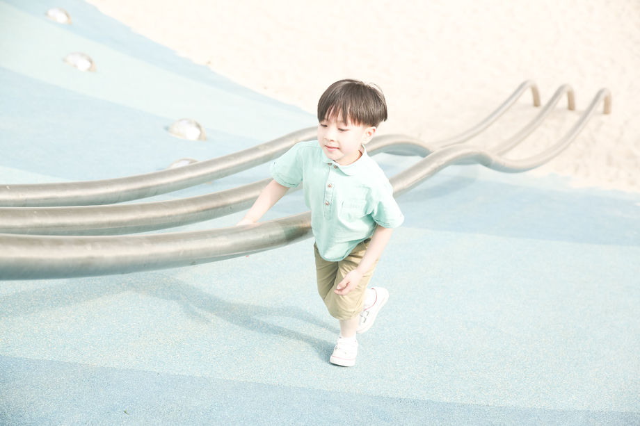 小男孩在户外玩耍照片