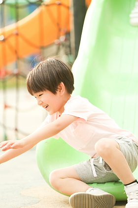 小男孩在户外玩滑梯