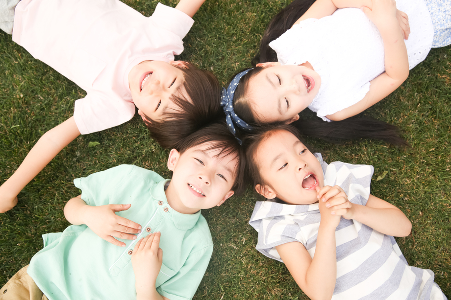 快乐的孩子们在草地上玩耍 快乐的孩子们在草地上玩耍