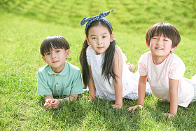 快乐的孩子趴在草地上图片