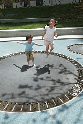 快乐儿童在户外玩耍照片