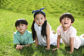 快乐的孩子趴在草地上