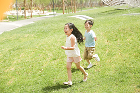 快乐儿童在草地上玩耍图片